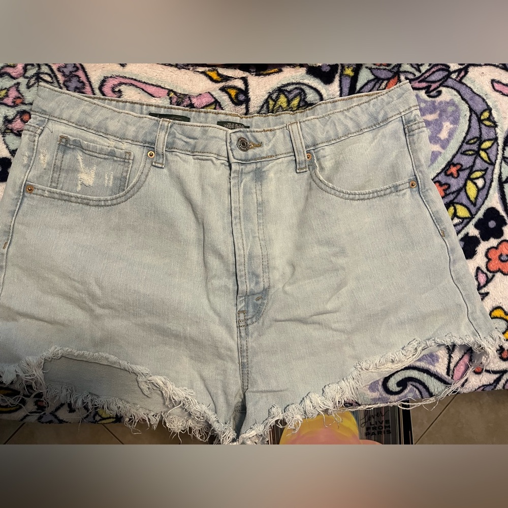 TARGET WILD FABLE LIGHT BLUE DENIM WOMENS SHORTS IN SIZE 16